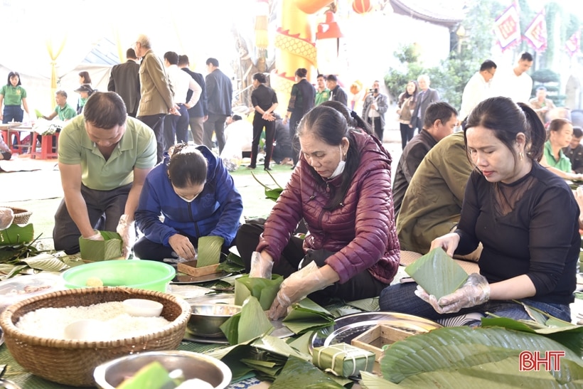 6 đội đua tài gói bánh chưng dâng Thánh tại lễ hội đền Cả