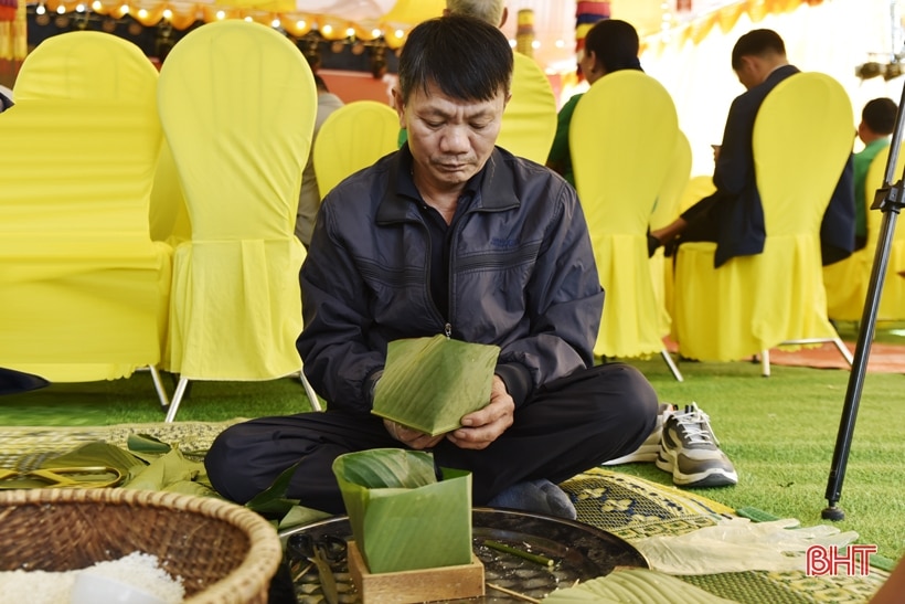 6 đội đua tài gói bánh chưng dâng Thánh tại lễ hội đền Cả