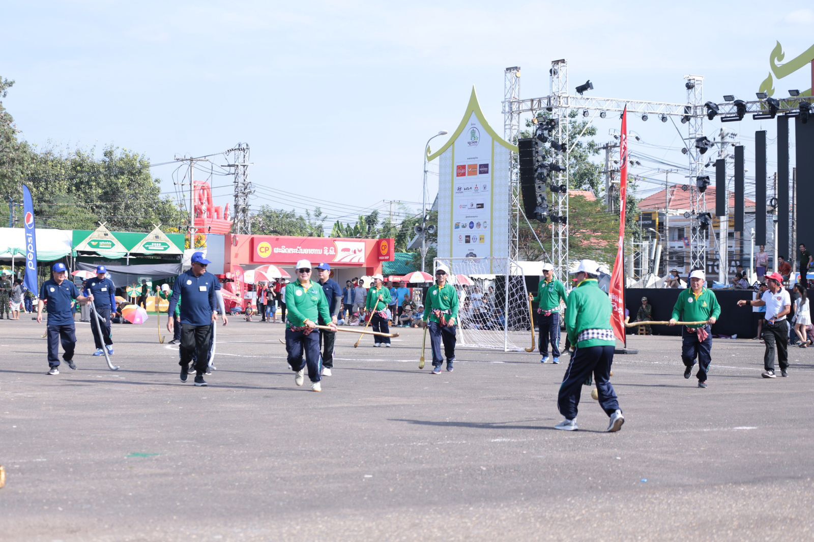 Người Lào vui hội That Luang