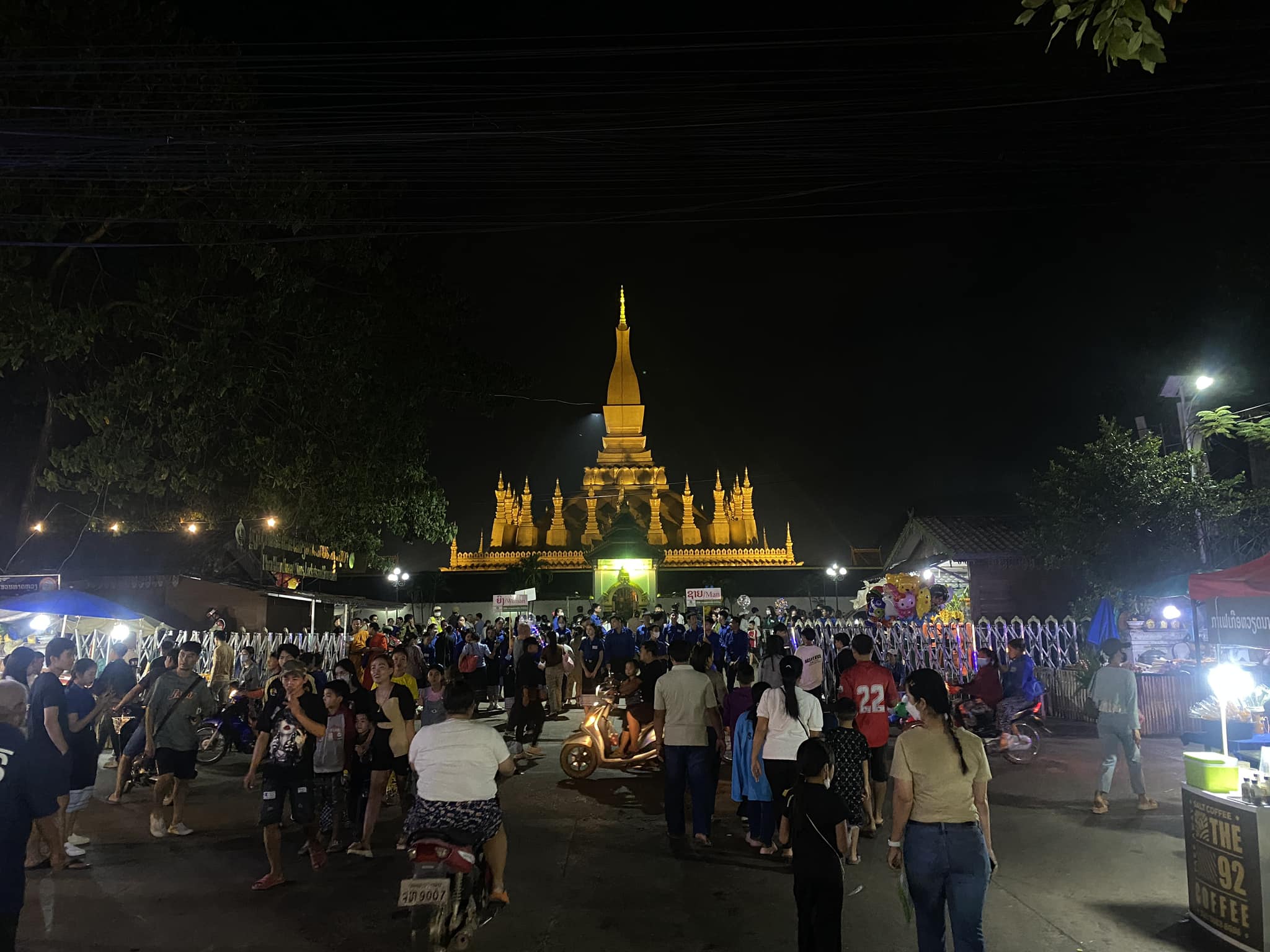 Người Lào vui hội That Luang