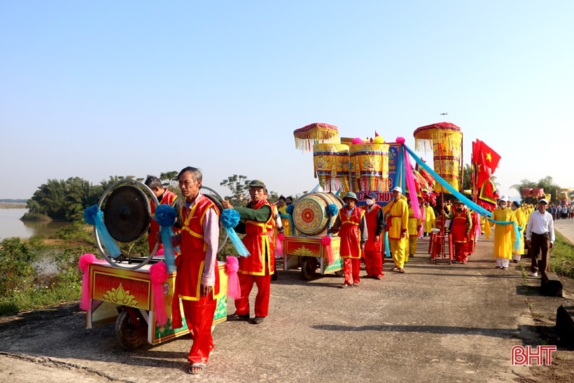 Hàng trăm người tham gia lễ rước cấp thuỷ tại lễ hội đền Cả