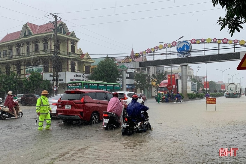 Mưa lớn gây ngập lụt nhiều nhà dân, học sinh nghỉ học