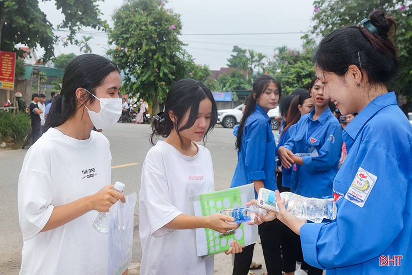 Tỉnh đoàn Hà Tĩnh nhận bằng khen xuất sắc trong chương trình Tiếp sức mùa thi 2023