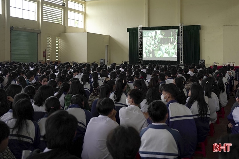 Học sinh Hà Tĩnh ôn lại lịch sử qua bộ phim “Mùi cỏ cháy”