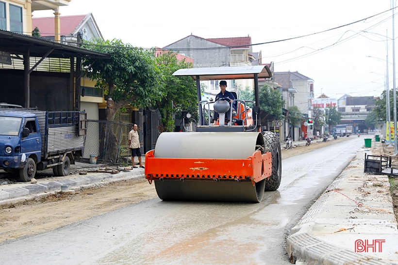 Người dân vui mừng khi đường liên huyện sắp “thay áo mới”