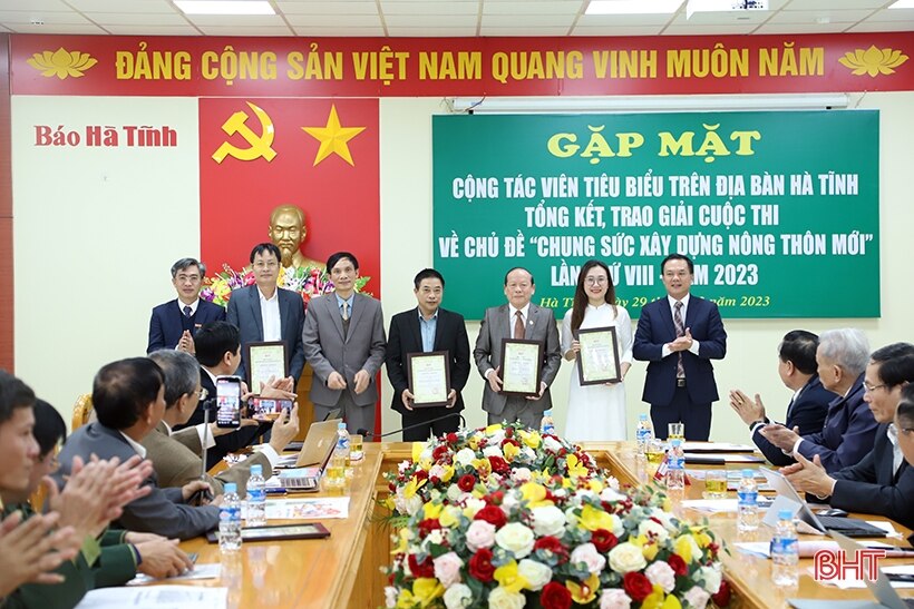 Báo Hà Tĩnh gặp mặt cộng tác viên, trao giải Cuộc thi chung sức xây dựng nông thôn mới 2023