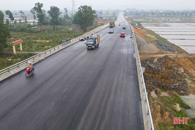 Nhộn nhịp phương tiện qua cầu vượt quốc lộ 8 khi thông xe kỹ thuật