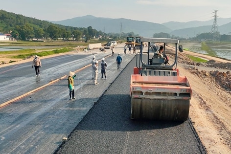 Thảm những mét bê tông nhựa đầu tiên tại dự án cao tốc Diễn Châu - Bãi Vọt