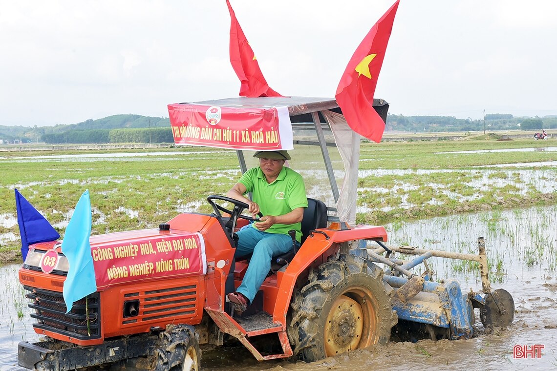 Xem nông dân Hương Khê tranh tài cày ruộng