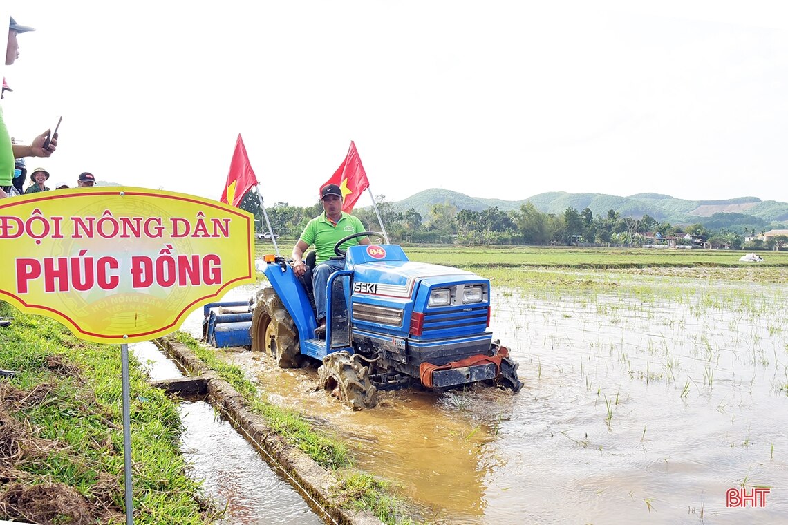 Xem nông dân Hương Khê tranh tài cày ruộng