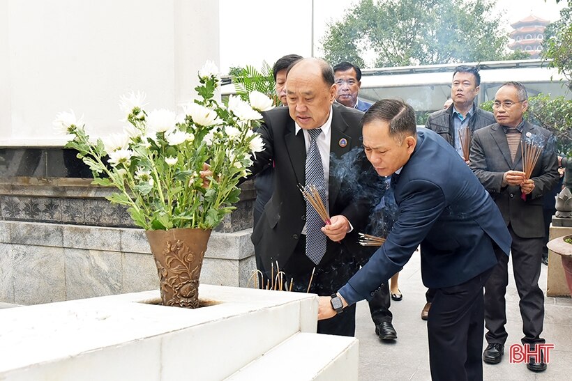 Đoàn đại biểu Quốc hội Lào dâng hương tại Khu di tích Ngã ba Đồng Lộc