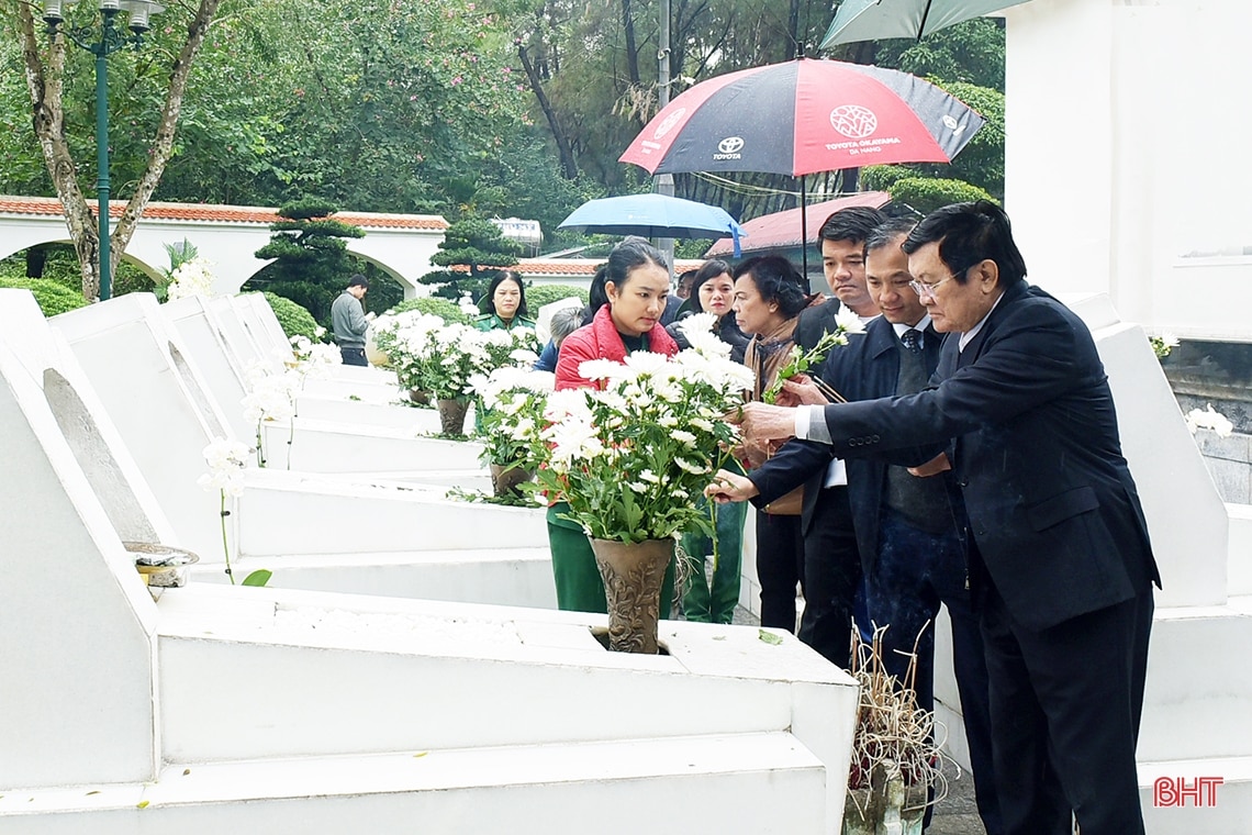 Nguyên Chủ tịch nước Trương Tấn Sang dâng hương tại Khu di tích Ngã ba Đồng Lộc