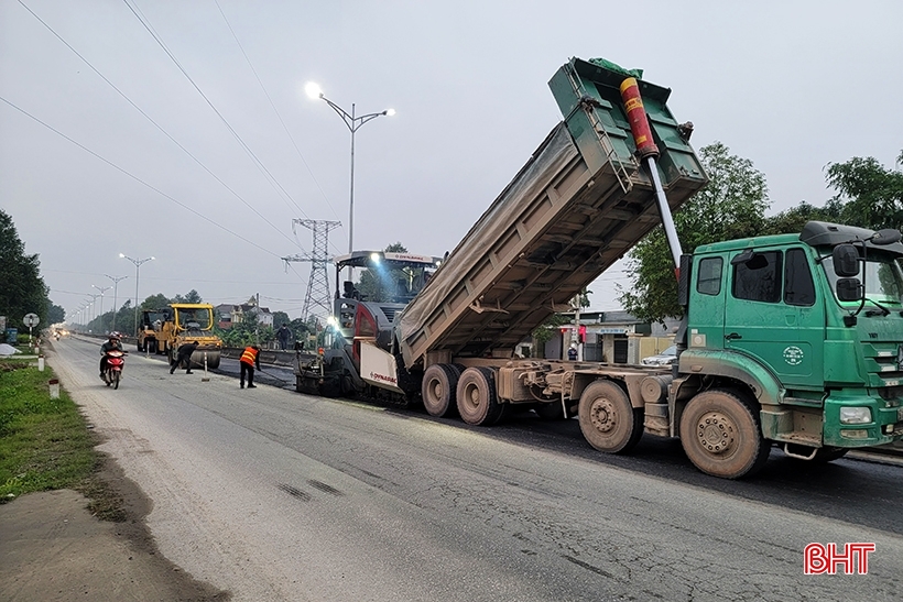 “Tổng lực” khắc phục hư hỏng trên quốc lộ 1 đoạn qua Hà Tĩnh