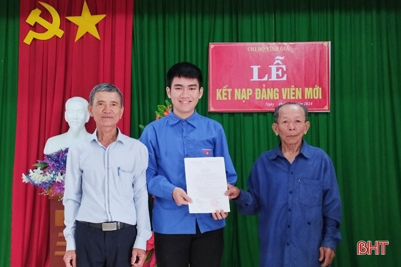 14 tân binh ở Can Lộc đứng vào hàng ngũ của Đảng