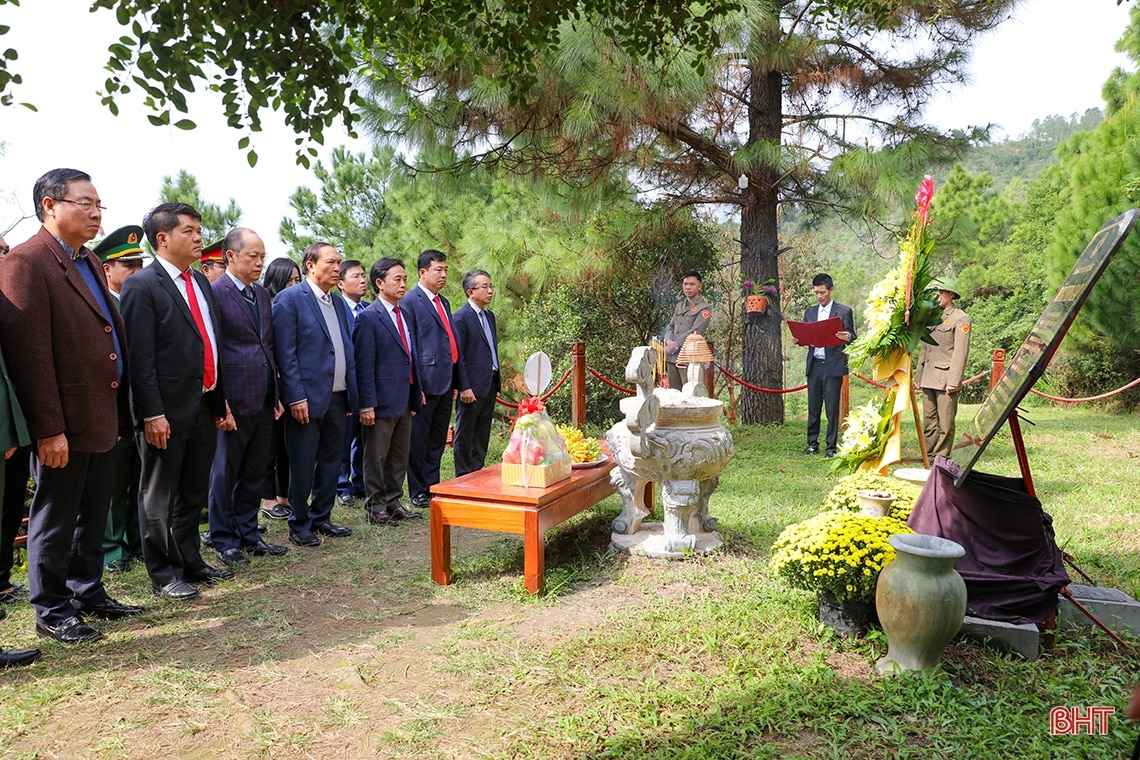 Lãnh đạo Hà Tĩnh dâng hương các địa chỉ đỏ nhân kỷ niệm 94 năm thành lập Đảng