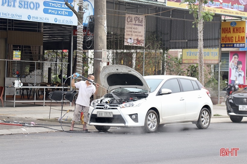 Dịch vụ rửa xe “chạy hết công suất” ngày cận tết