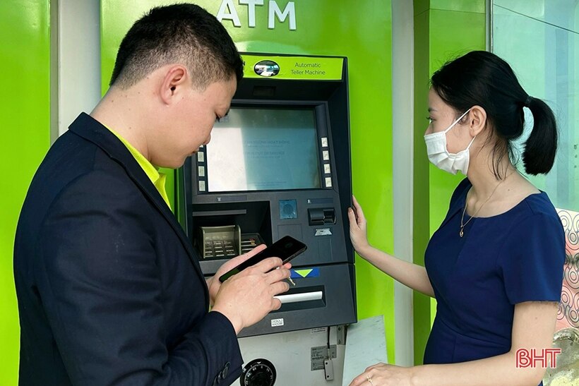 Ngân hàng Hà Tĩnh chủ động tiếp quỹ ATM, phục vụ khách hàng dịp tết