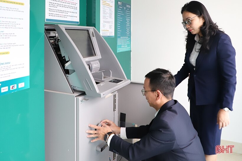 Ngân hàng Hà Tĩnh chủ động tiếp quỹ ATM, phục vụ khách hàng dịp tết