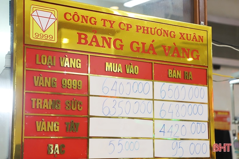 Thị trường vàng ở Hà Tĩnh sôi động trong ngày vía Thần tài