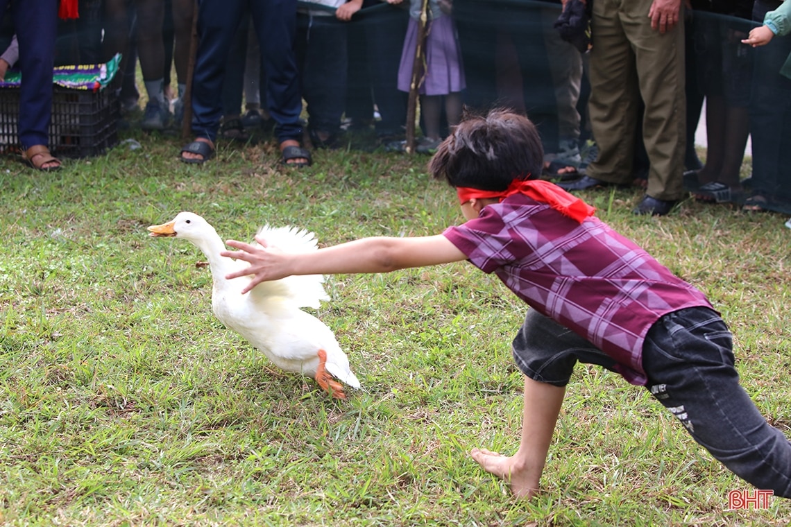 Du khách hào hứng với các hoạt động khai hội chùa Hương Tích