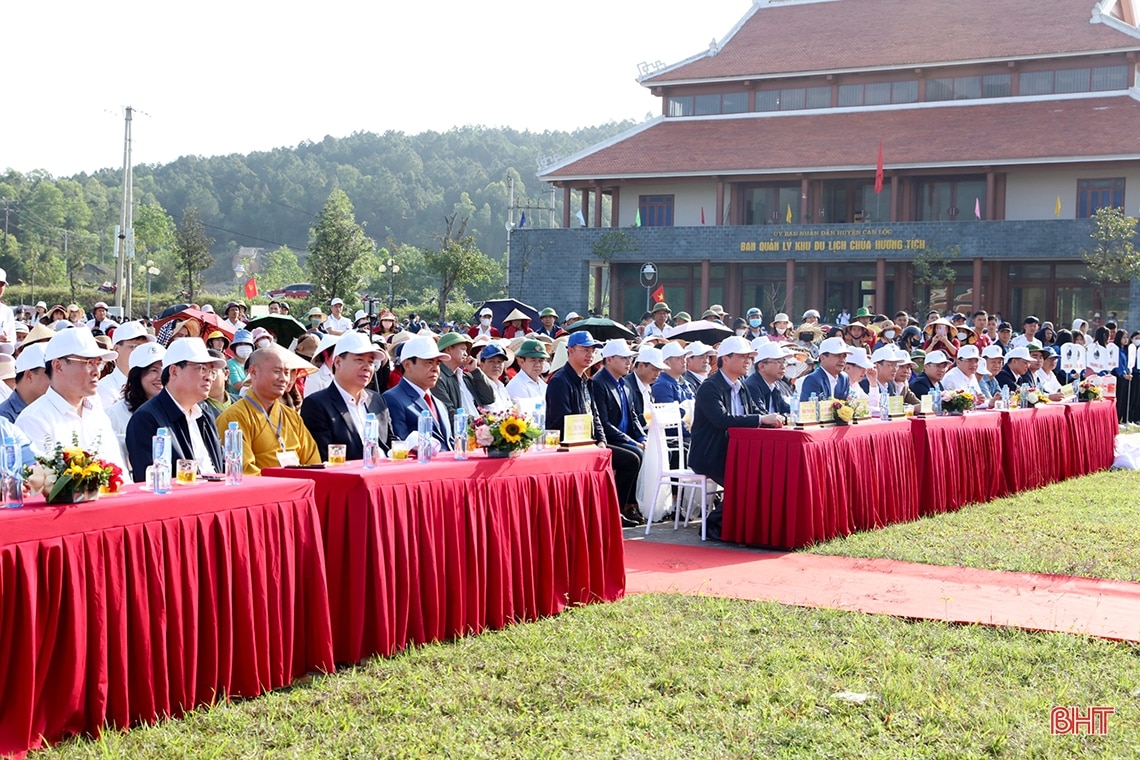 Khai hội chùa Hương Tích - mở đầu năm du lịch Hà Tĩnh 2024