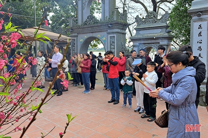 Cổ vũ Nhân dân bước vào mùa xuân mới tràn đầy tin yêu