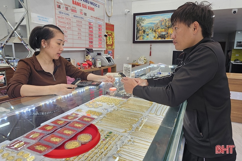 Vàng, vật phẩm phong thủy “hút khách” trước ngày vía Thần tài