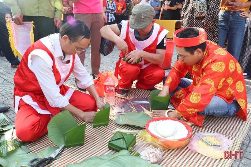 Thi gói bánh chưng, kéo co, đẩy gậy trong khuôn khổ Lễ hội Hải Thượng