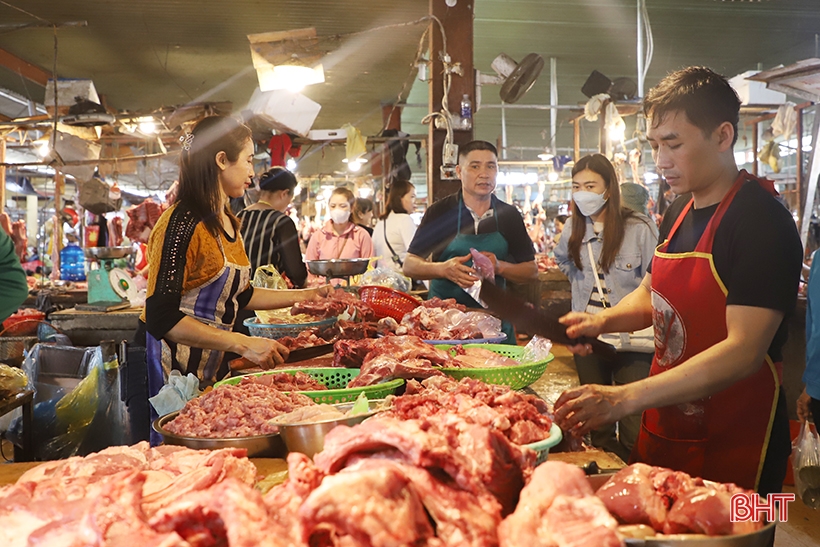 Thị trường rằm tháng Giêng ở Hà Tĩnh: Giá nhiều mặt hàng “hạ nhiệt”