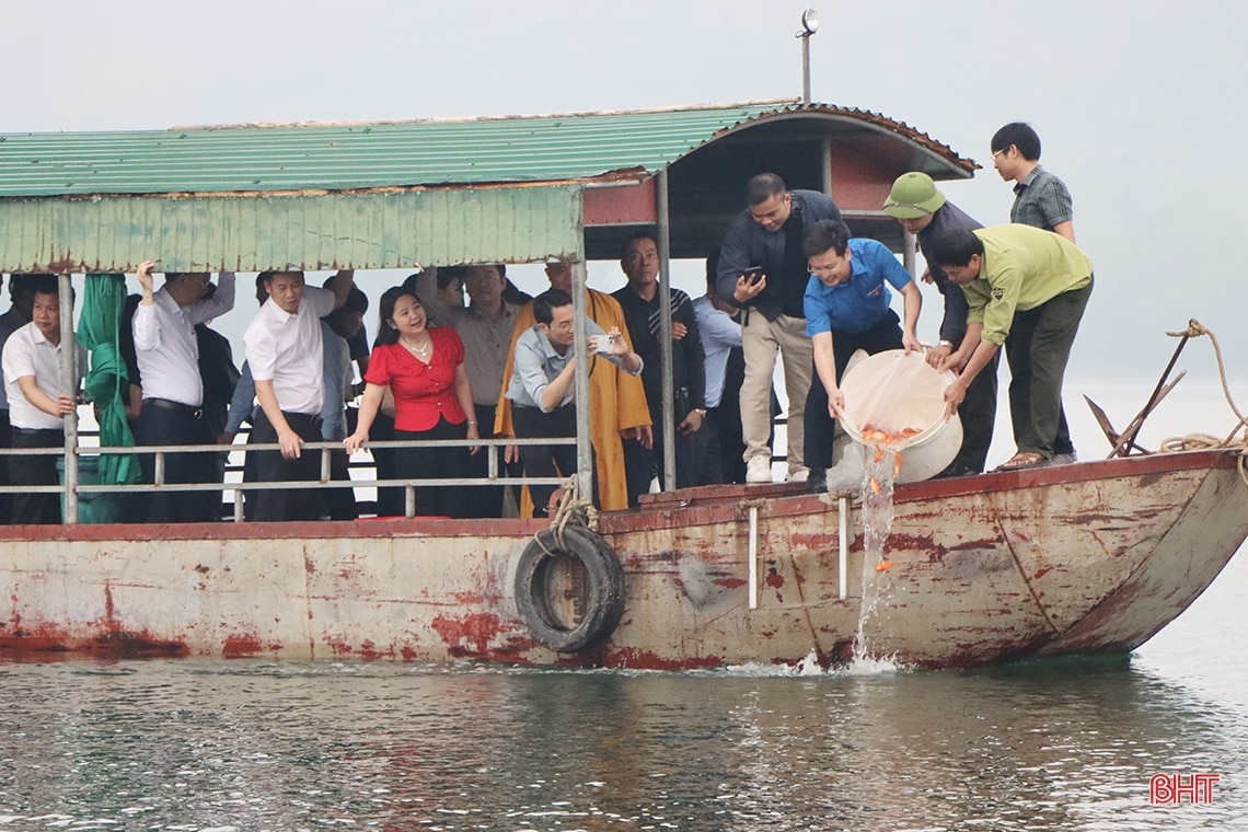 Bí thư Tỉnh ủy tham gia thả cá giống tái tạo nguồn lợi thủy sản ở hồ Kẻ Gỗ