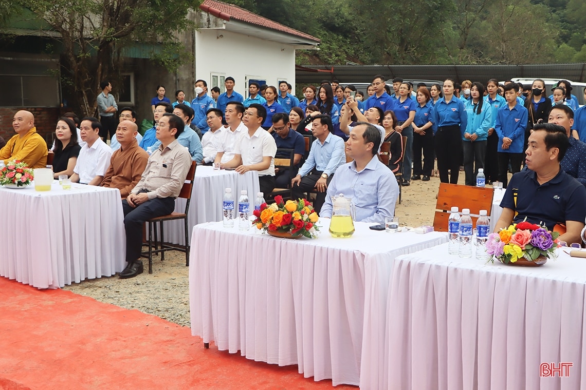 Bí thư Tỉnh ủy tham gia thả cá giống tái tạo nguồn lợi thủy sản ở hồ Kẻ Gỗ