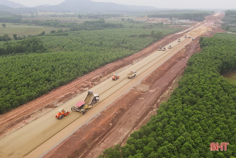 Nhộn nhịp công trường cao tốc Bắc – Nam qua Hà Tĩnh ngày cận tết