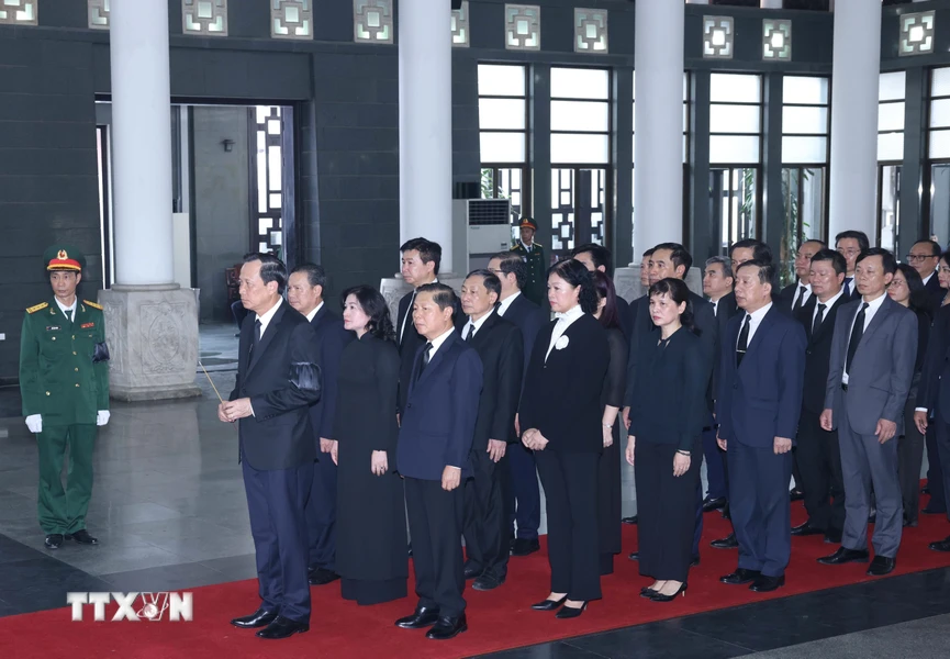 Đoàn Bộ Lao động, Thương binh và Xã hội do đồng chí Đào Ngọc Dung, Ủy viên Trung ương Đảng, Bộ trưởng làm Trưởng đoàn kính viếng Tổng Bí thư Nguyễn Phú Trọng. (Ảnh: TTXVN)