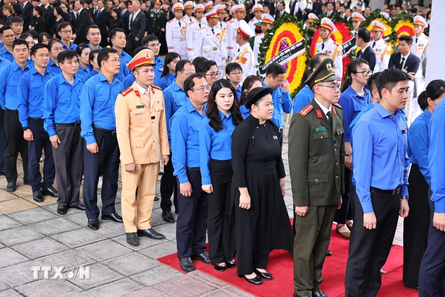 Đoàn Liên minh Hợp tác xã Việt Nam kính viếng Tổng Bí thư Nguyễn Phú Trọng. (Ảnh: TTXVN)