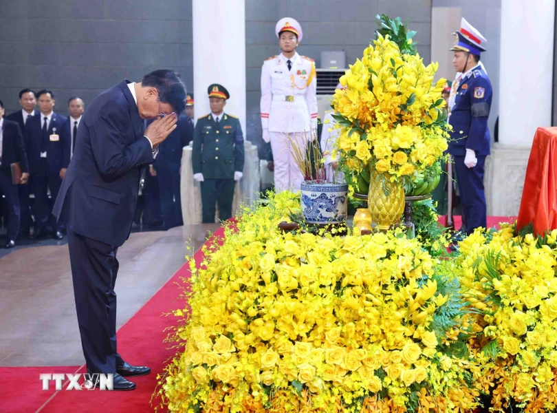 Đoàn đại biểu cấp cao Đảng, Nhà nước Lào do Tổng Bí thư, Chủ tịch nước Thongloun Sisoulith làm Trưởng đoàn, viếng Tổng Bí thư Nguyễn Phú Trọng. (Ảnh: TTXVN)