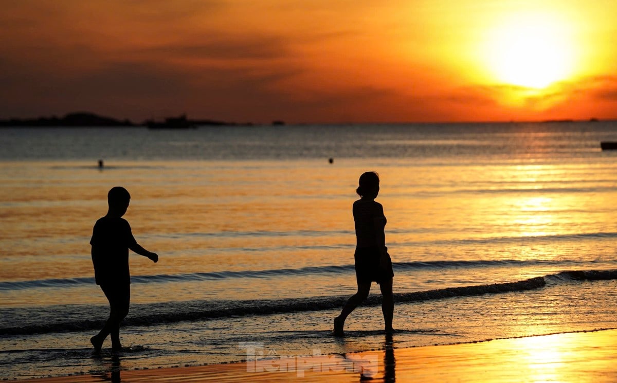 Đẹp nao lòng bình minh trên biển Thiên Cầm ảnh 5