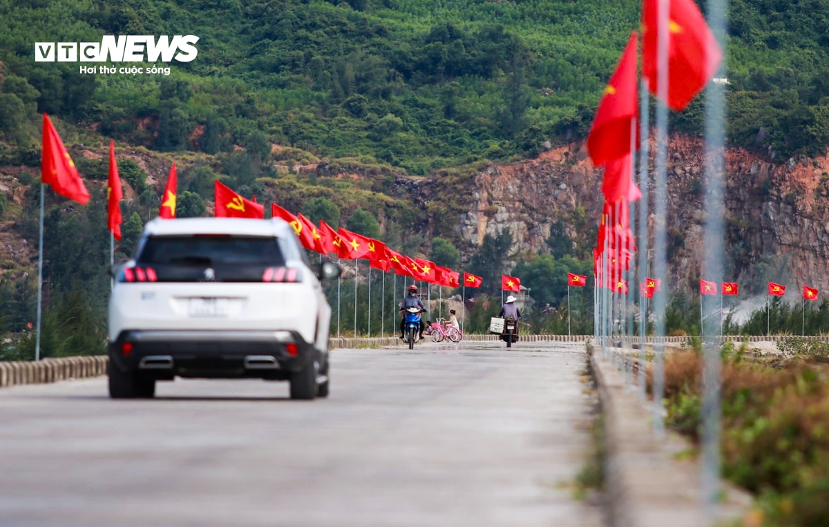 Đê biển dài hơn 2km rợp cờ đỏ sao vàng ở Hà Tĩnh - 10