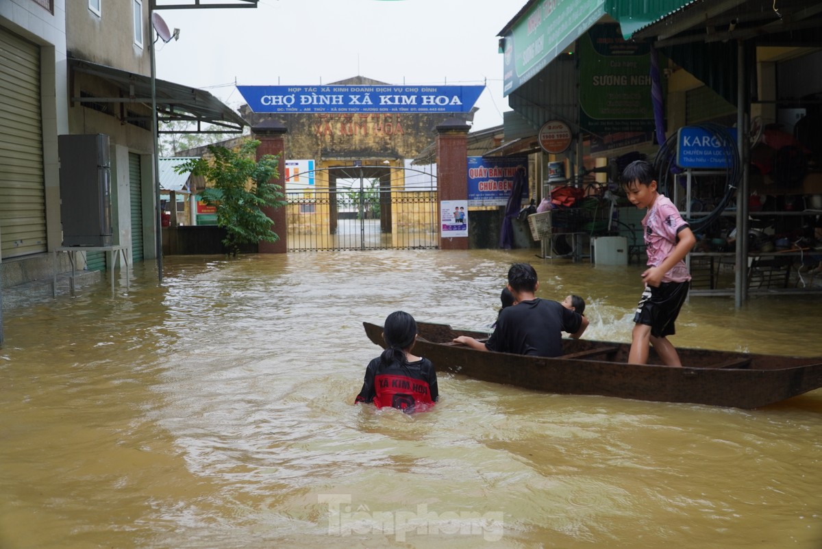 Mưa lớn khiến nhà dân, khu chợ ở Hà Tĩnh bị ngập ảnh 4