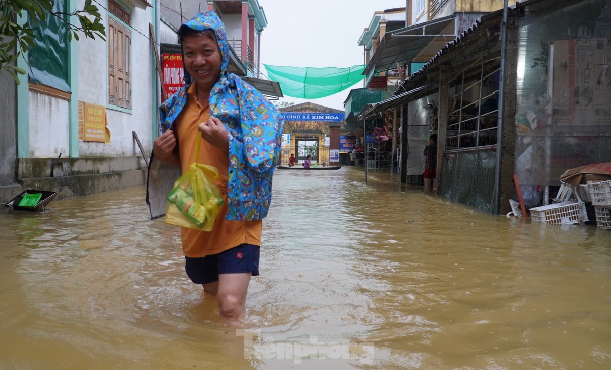 Mưa lớn khiến nhà dân, khu chợ ở Hà Tĩnh bị ngập ảnh 2