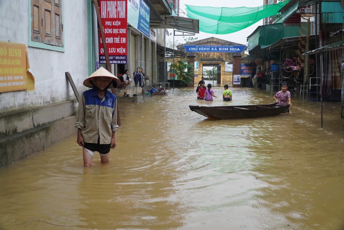 Mưa lớn khiến nhà dân, khu chợ ở Hà Tĩnh bị ngập ảnh 12