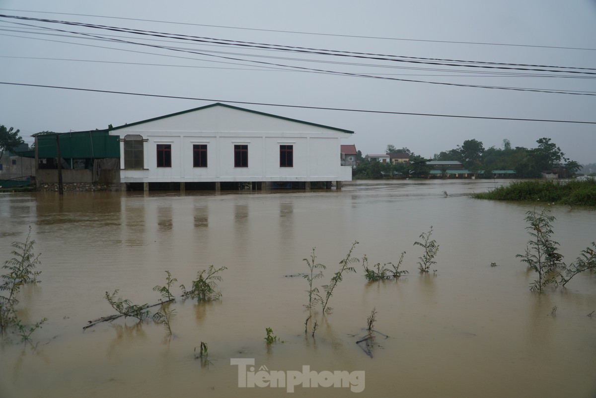 Mưa lớn khiến nhà dân, khu chợ ở Hà Tĩnh bị ngập ảnh 1