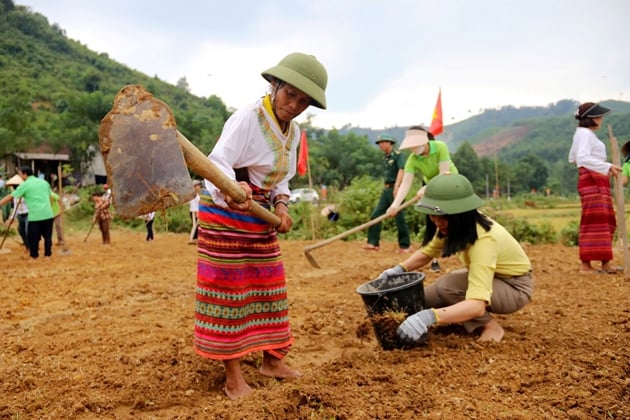 Lần đầu tiên đồng bào dân tộc Chứt sản xuất vụ đông - Ảnh 2.