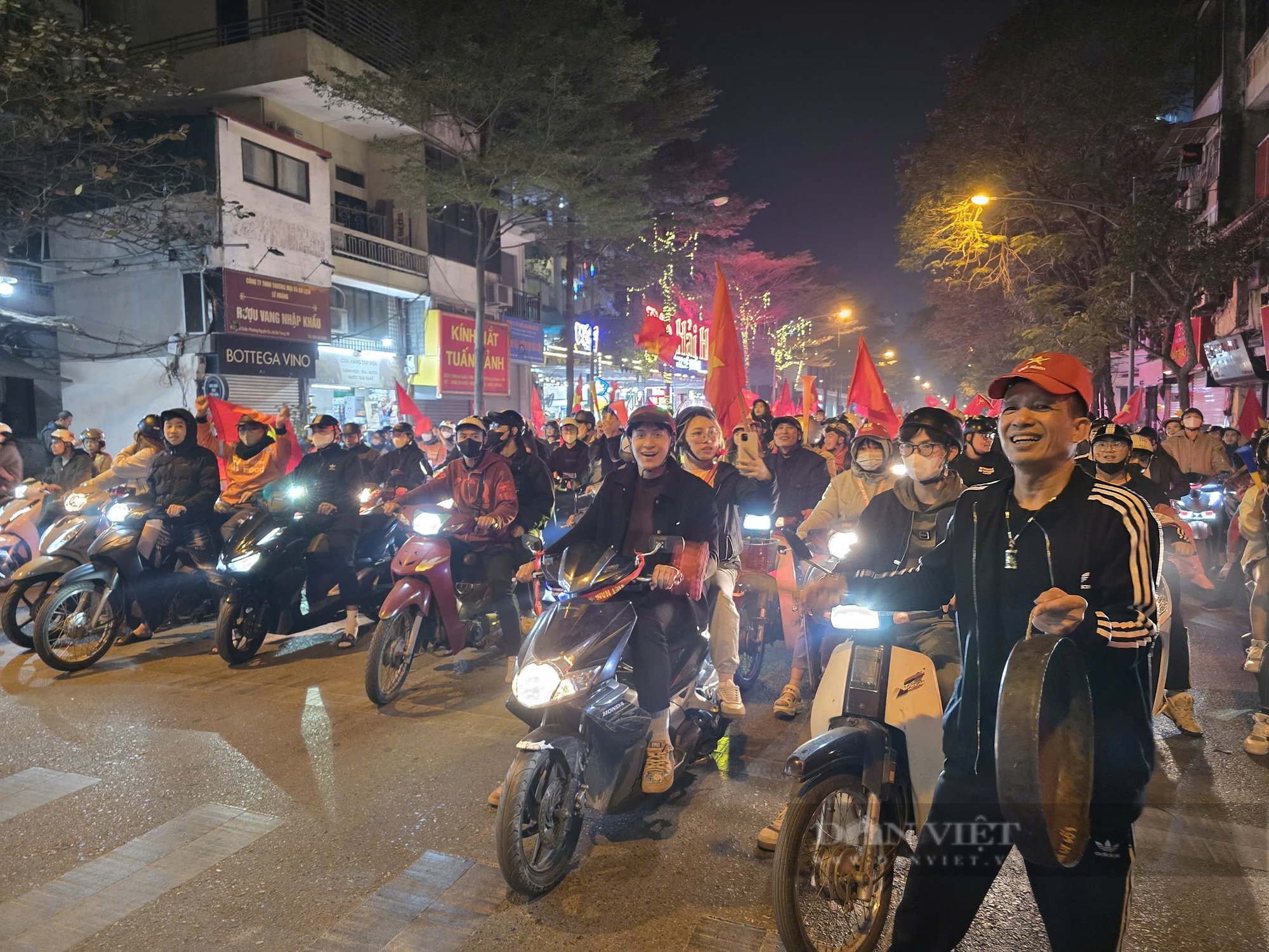 Khi nồi niêu, xoong chảo xuống đường, trở thành 