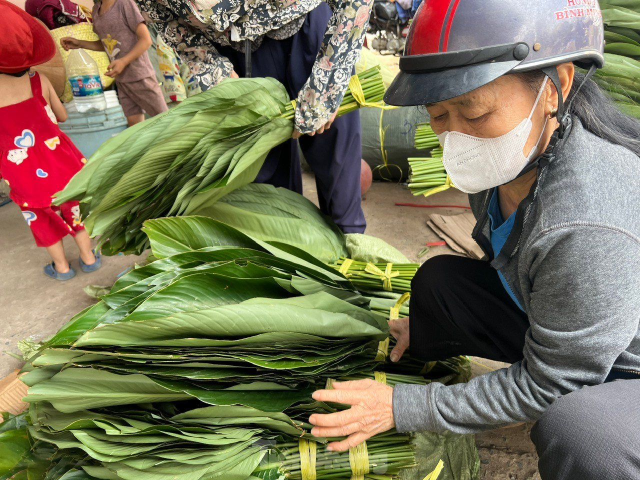 Chợ lá dong 'vang bóng một thời' ở TPHCM ế ẩm, tiểu thương thở dài ảnh 7