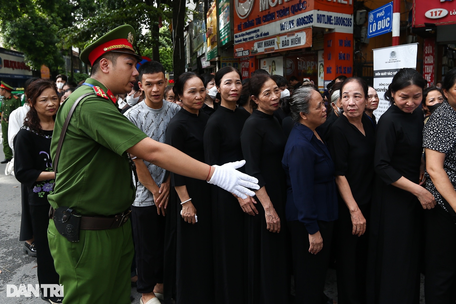 Người dân vượt 2.000km, xếp hàng dài qua nhiều phố chờ viếng Tổng Bí thư - 11