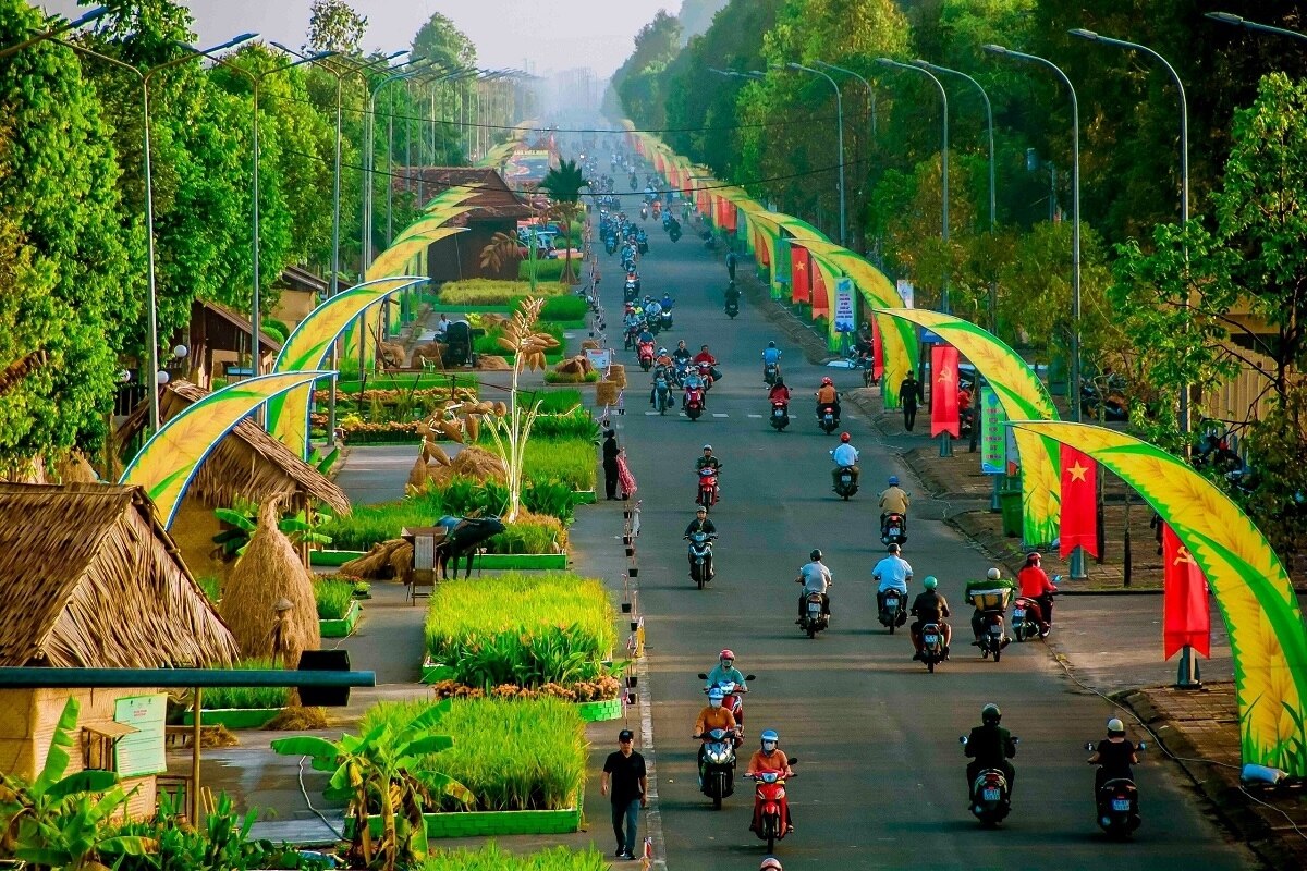  Con đường lúa gạo, chủ đề “Hành trình ngàn năm lúa gạo Việt” dài nhất được xác lập kỷ lục Việt Nam tại Hậu Giang vào cuối tháng 12, năm 2023