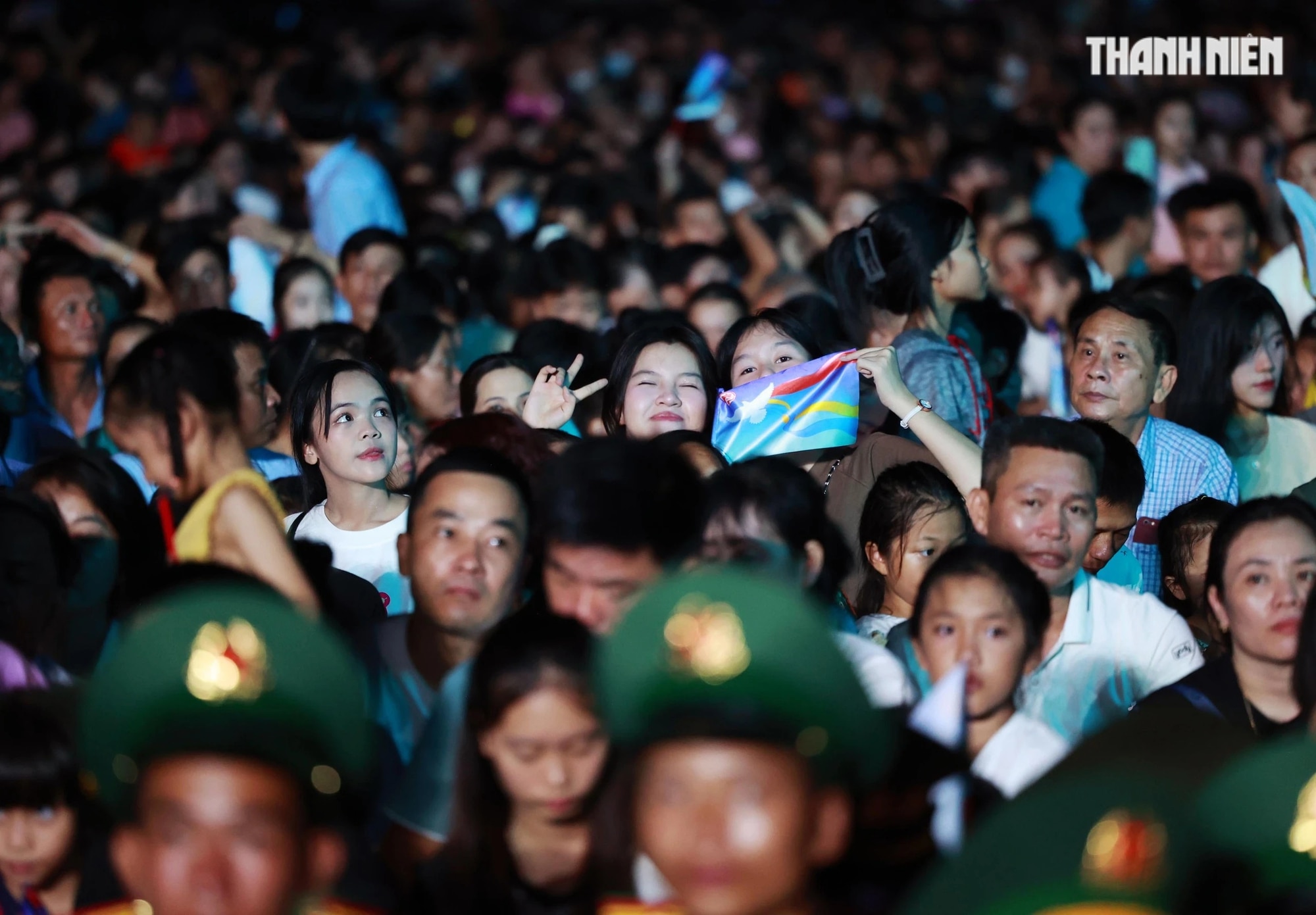 Màn pháo hoa tuyệt đẹp bên dòng Hiền Lương trong đêm Lễ hội Vì hòa bình- Ảnh 8.