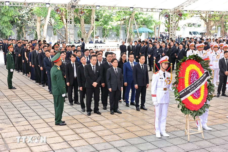 Đoàn Đảng ủy Khối các cơ quan Trung ương do đồng chí Nguyễn Văn Thể, Ủy viên Trung ương Đảng, Bí thư Đảng ủy Khối các cơ quan Trung ương viếng Tổng Bí thư Nguyễn Phú Trọng. (Ảnh: TTXVN)