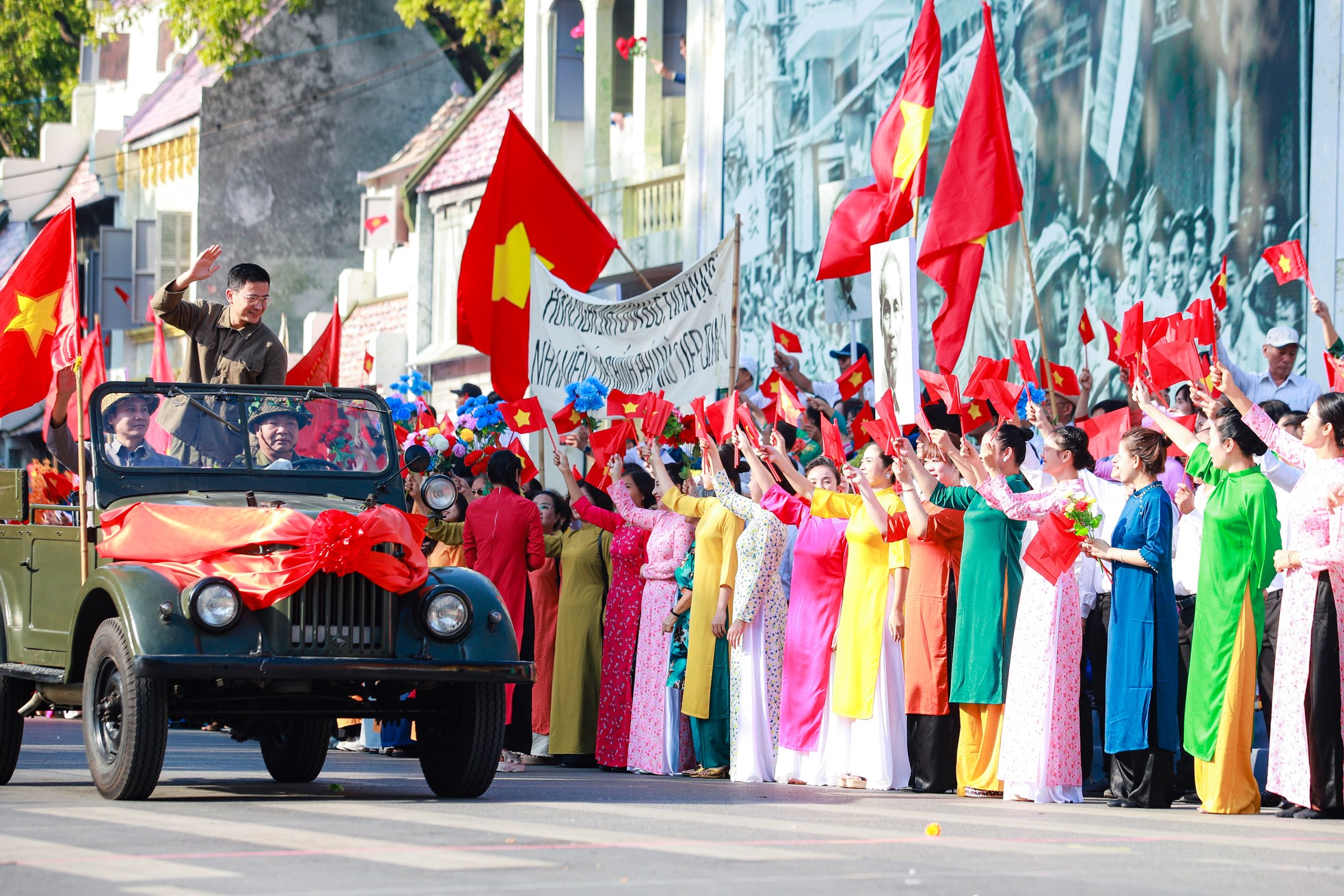 Hình ảnh đoàn quân tiến về Hà Nội năm 1954 được tái hiện tại hồ Gươm ảnh 4