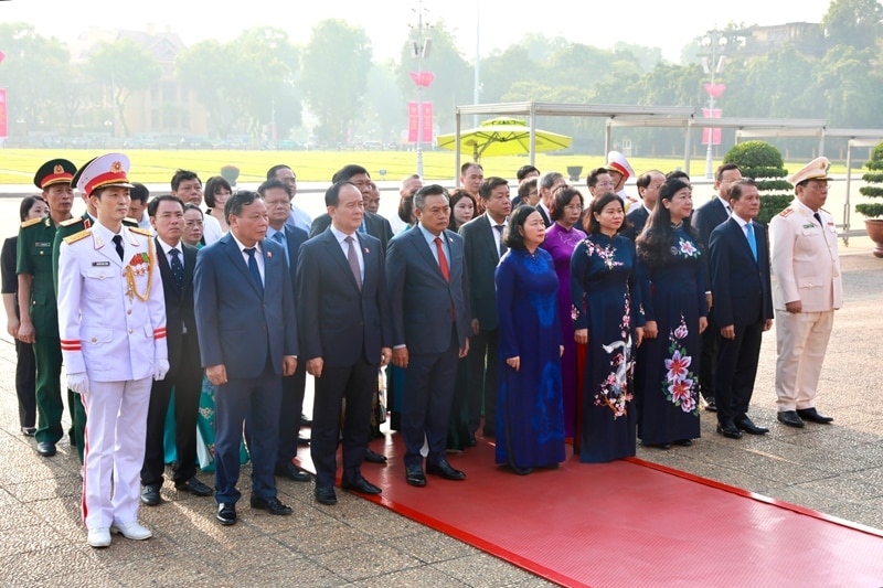 Hanoi city leaders pay respect to President Ho Chi Minh and remember the martyrs and heroes of Hoa Binh